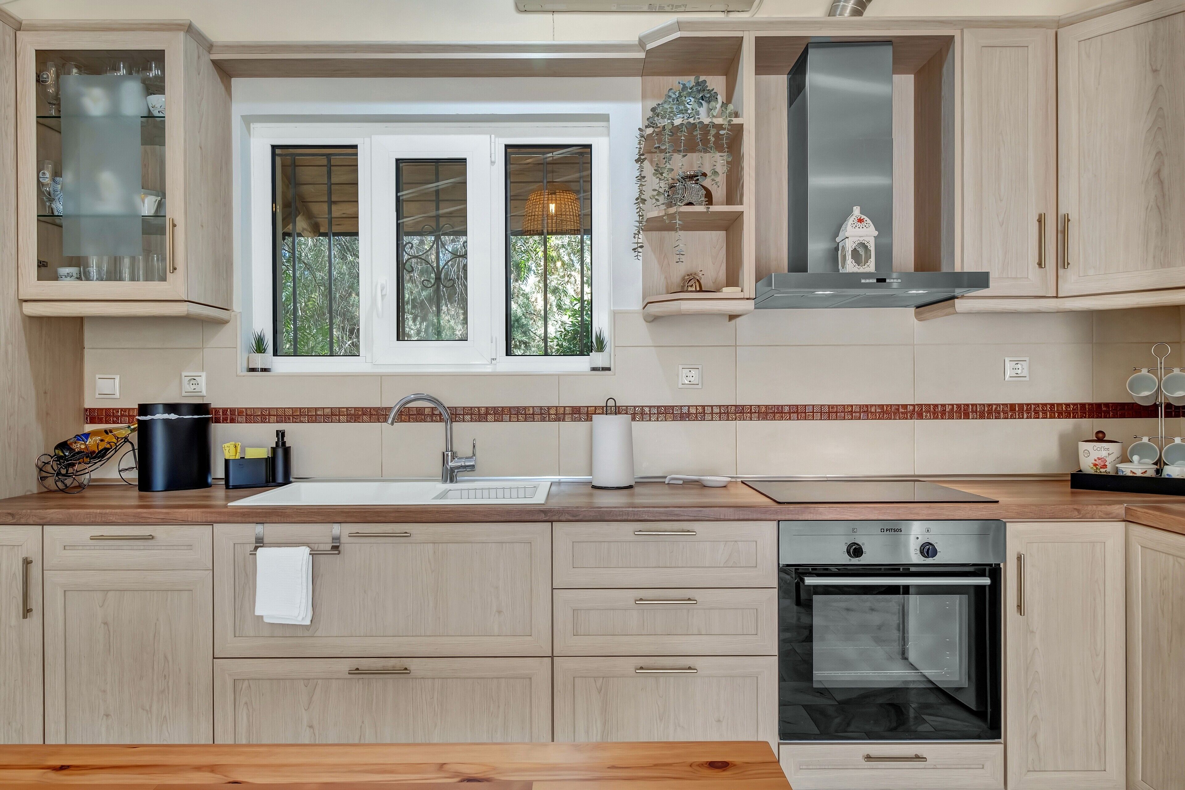 Fridge, oven, stovetop, coffee/tea maker