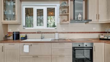 Fridge, oven, stovetop, coffee/tea maker