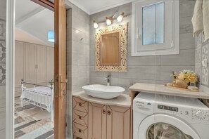 Ducha, artículos de tocador gratuitos, secador de pelo, toallas