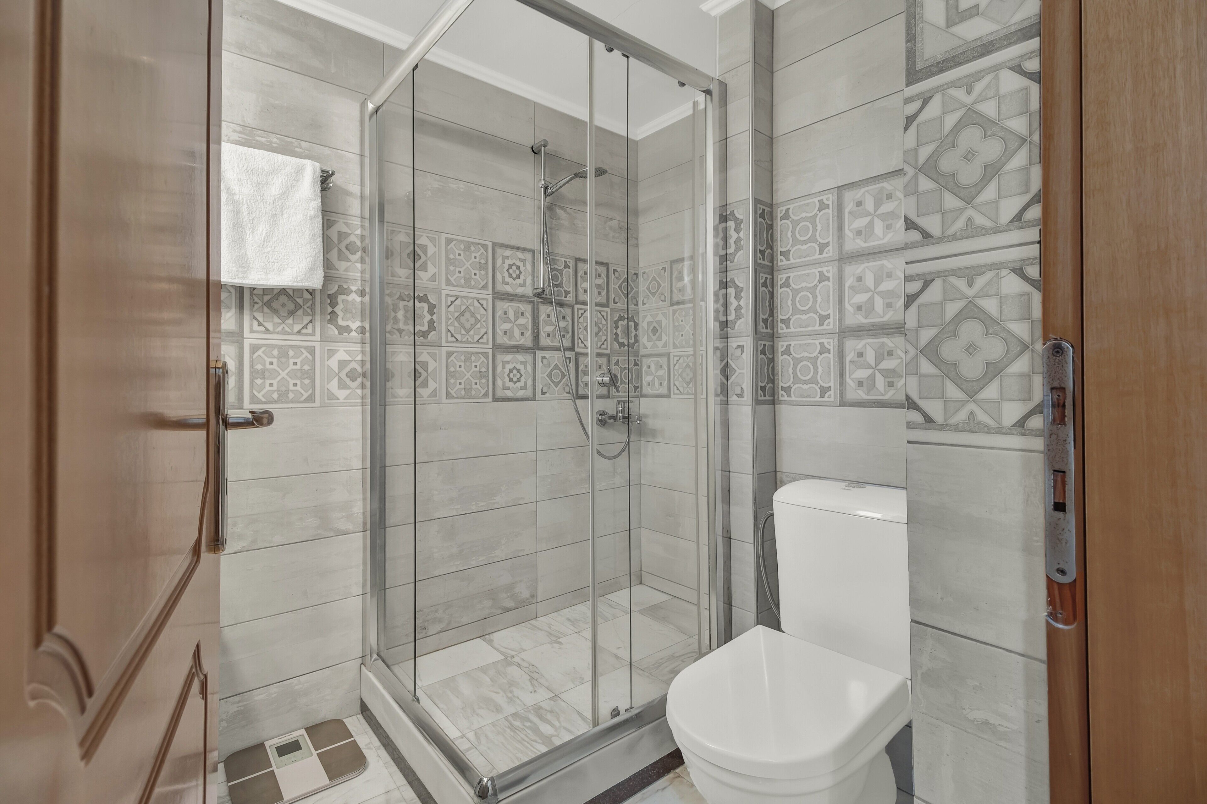 Shower, free toiletries, hair dryer, towels