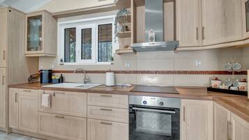 Fridge, oven, stovetop, coffee/tea maker