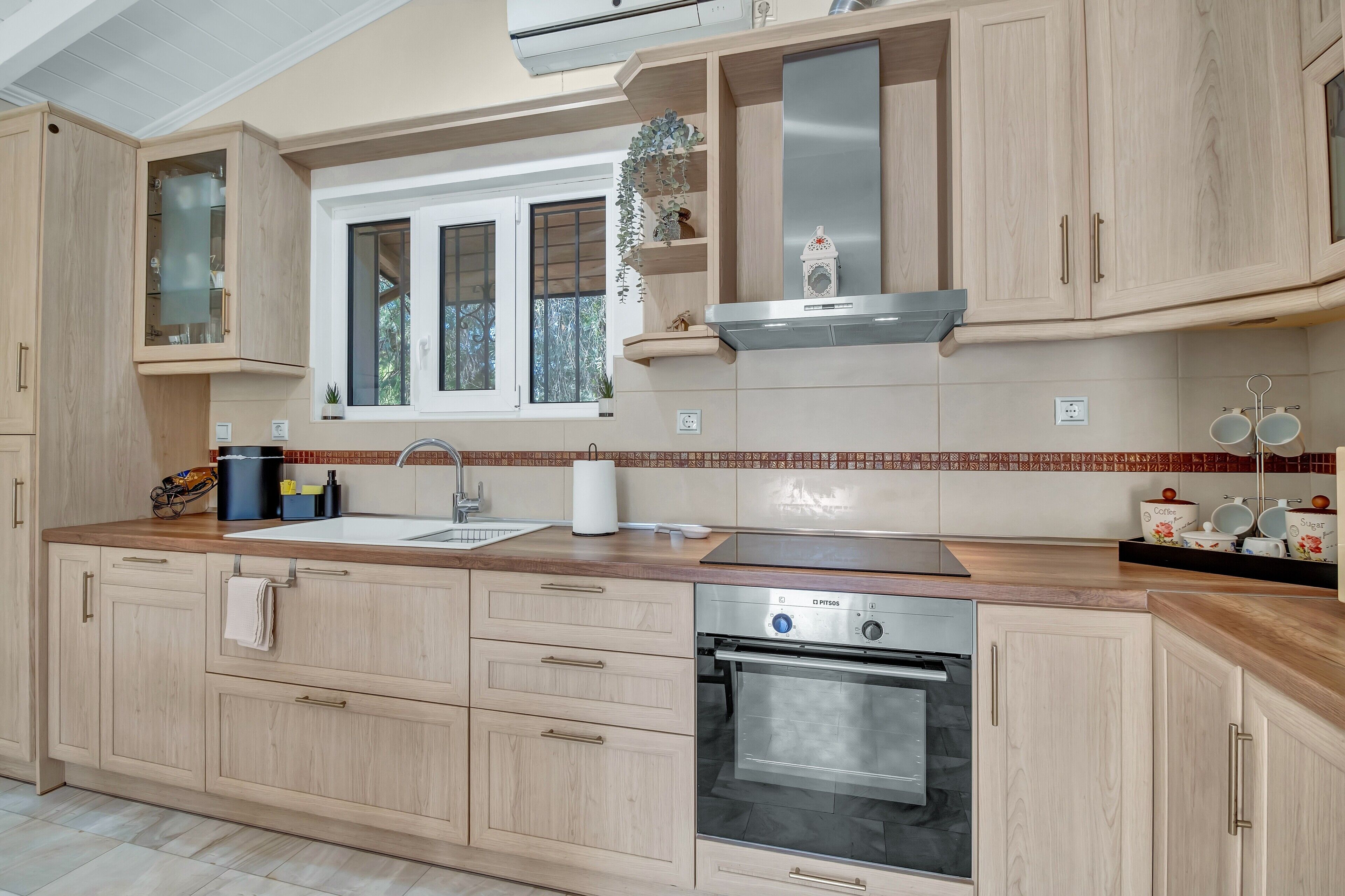 Frigorifero, forno, piano cottura, macchina per tè/caffè