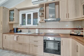 Fridge, oven, stovetop, coffee/tea maker