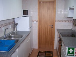 Fridge, microwave, oven, stovetop - Apartment 'Moradia Machado' with Private Terrace, Balcony and Wi-Fi (Topo Calheta São Jorge Açores)