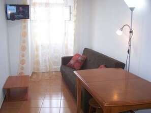 TV - Apartment 'Moradia Machado' with Private Terrace, Balcony and Wi-Fi (Topo Calheta São Jorge Açores)