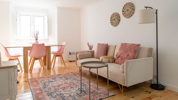 Un salon moderne comprenant un canapé, une table basse et un coin repas avec des chaises et une table.