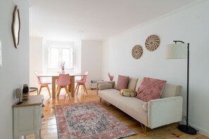 Una sala de estar moderna con sofá, una mesa de centro y un comedor con sillas.