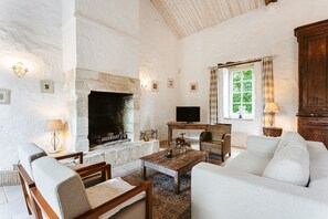 Tv, eldstad, dvd-spelare och ett bordtennisbord