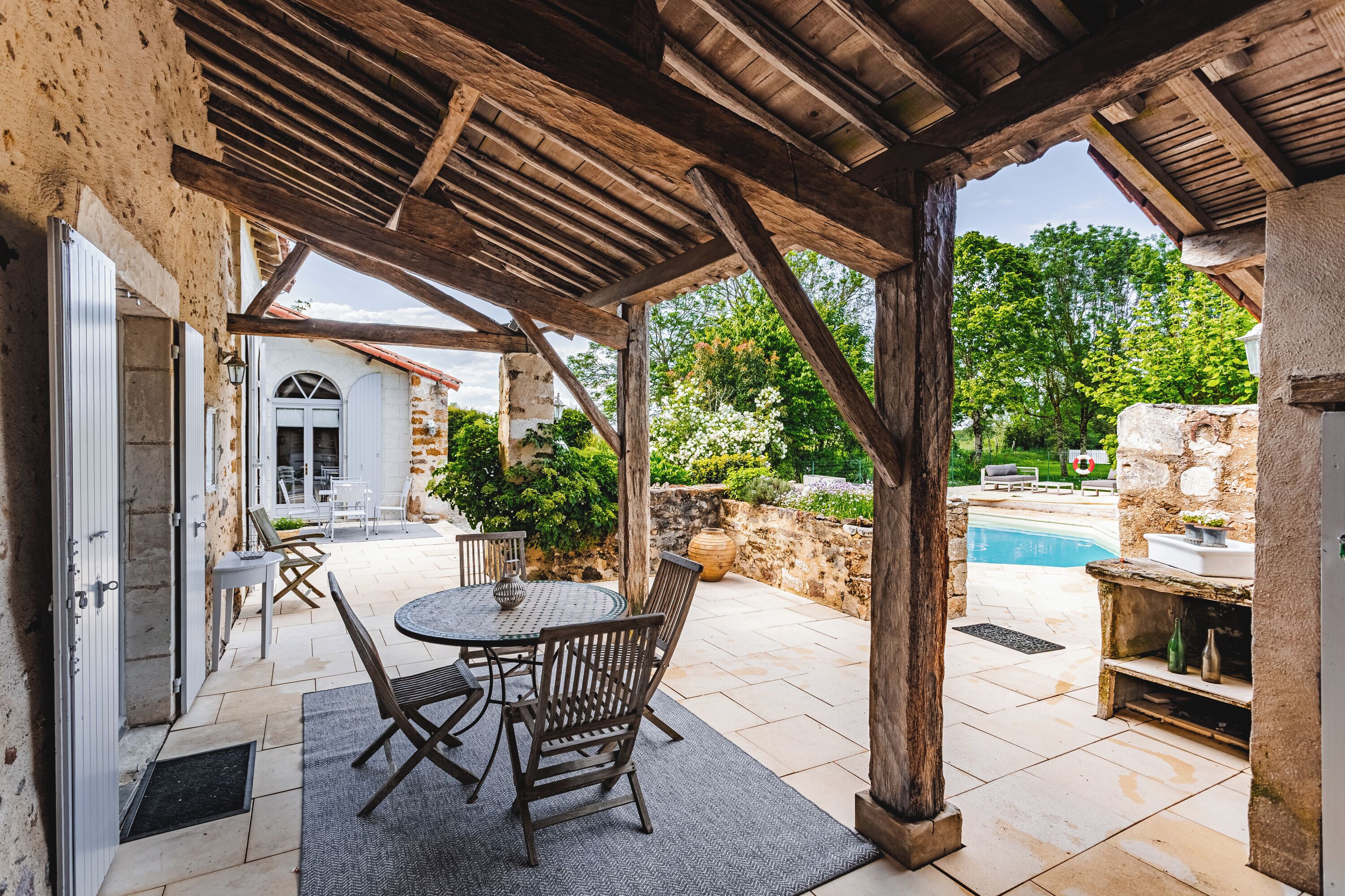 屋外ダイニングエリア