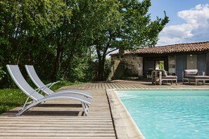 Pool - Holiday Home 'Logis La Tour - Gîte La Tour' with Private Pool, Private Terrace and Wi-Fi (Saint-Laurent-de-la-Salle)