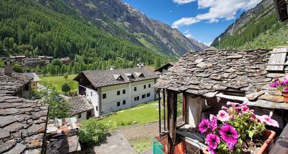 Apartment 'Les Cles - Achillea' with Mountain View and Balcony