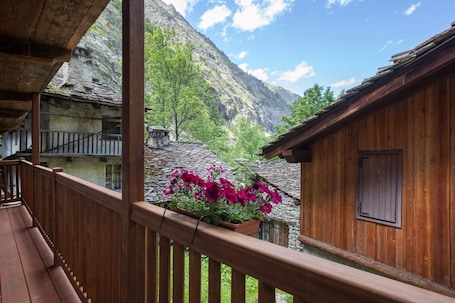 Property grounds. Apartment 'Les Cles - Genepy' with Mountain View, Balcony and Wi-Fi