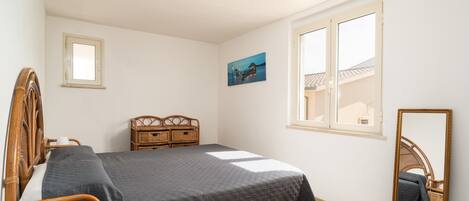 3 bedrooms, iron/ironing board, bed sheets