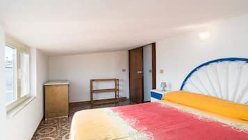 3 quartos, ferros/tábuas de passar roupa, roupa de cama