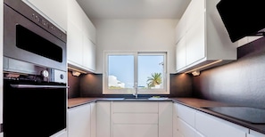 Køleskab, mikrobølgeovn, ovn, kogeplade