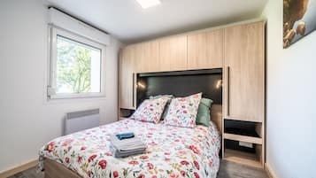 2 slaapkamers, een strijkplank/strijkijzer, gratis wifi, beddengoed