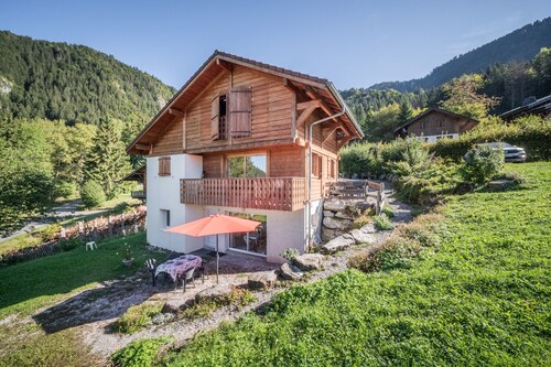 Chalet Les Mios, at Isa, with view between lake and mountains, private terrace and Wi-Fi