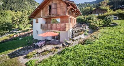 Chalet Les Mios, at Isa, with view between lake and mountains, private terrace and Wi-Fi