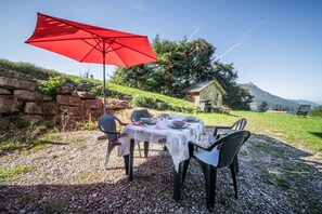 Outdoor dining - Chalet Les Mios, at Isa, with view between lake and mountains, private terrace and Wi-Fi (VACHERESSE)