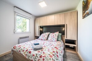 2 bedrooms, iron/ironing board, free WiFi, bed sheets - Chalet Les Mios, at Isa, with view between lake and mountains, private terrace and Wi-Fi (VACHERESSE)