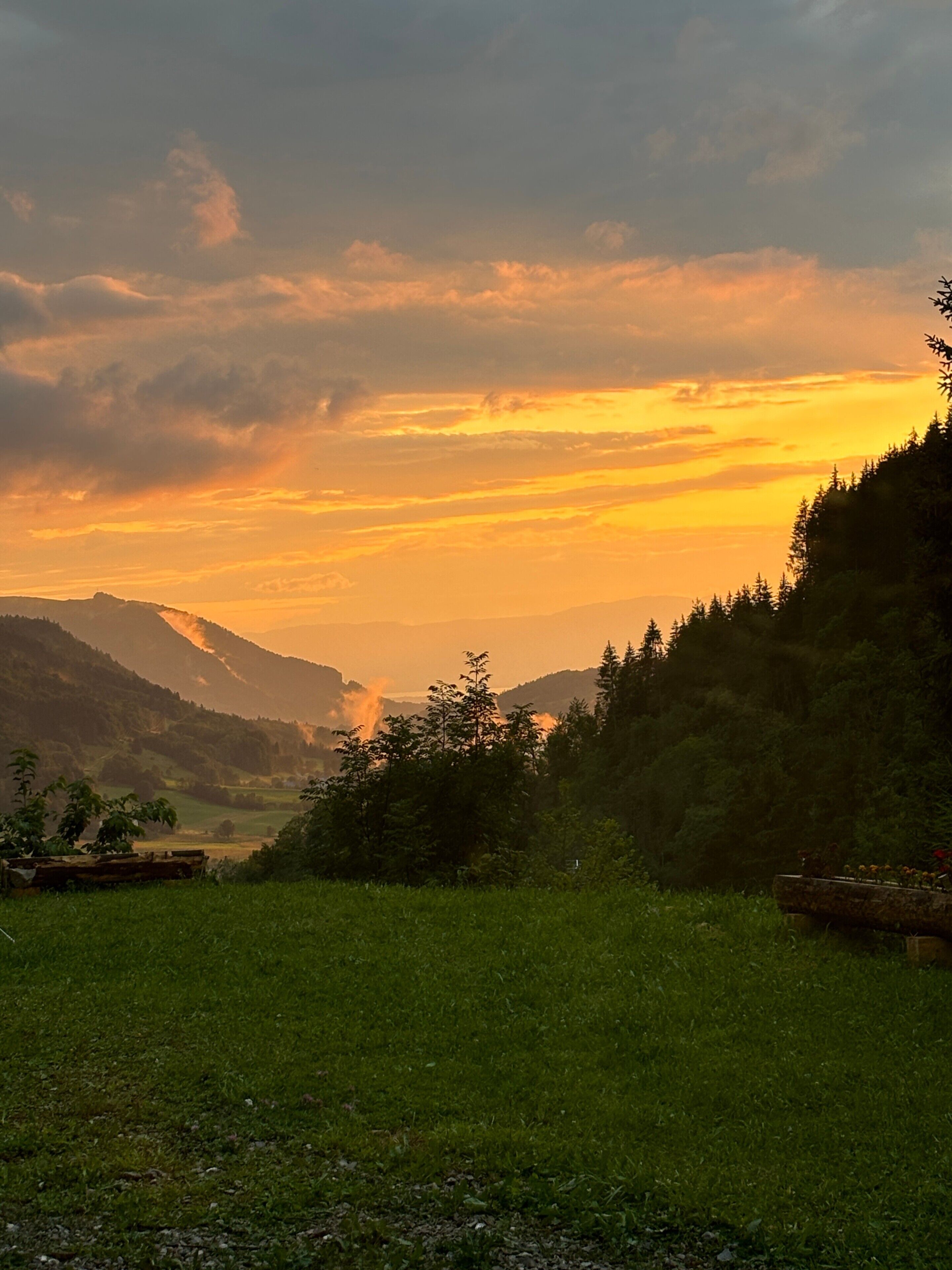 Un paysage montagneux au coucher du soleil.