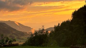 Un paysage montagneux au coucher du soleil.