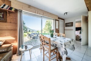 Dining - Chalet Les Mios, at Isa, with view between lake and mountains, private terrace and Wi-Fi (VACHERESSE)