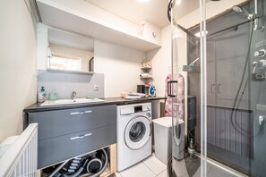 Shower, hair dryer, towels - Chalet Les Mios, at Isa, with view between lake and mountains, private terrace and Wi-Fi (VACHERESSE)