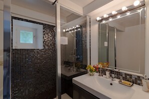 Douche, sèche-cheveux, serviettes fournies