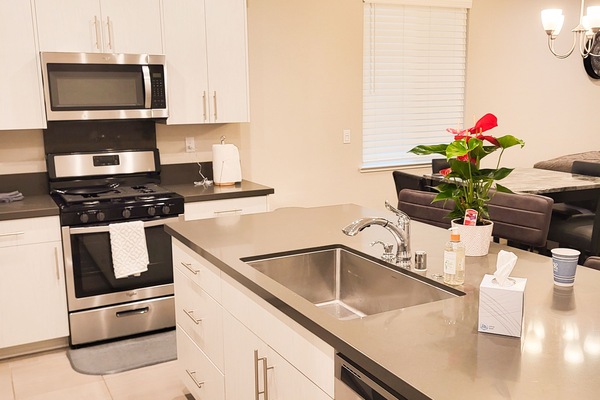 Microondas, horno, parrilla de estufa y lavavajillas