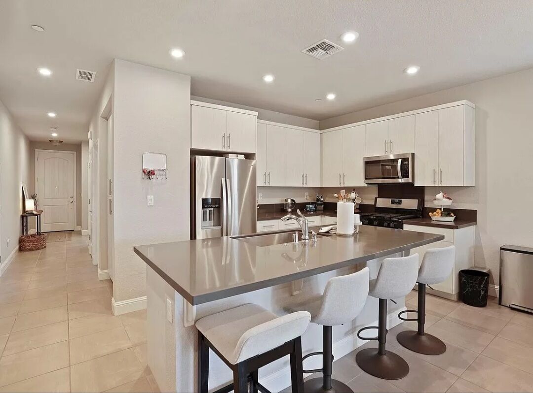 Mikrobølgeovn, ovn, kokeplater og oppvaskmaskin