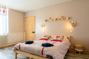 5 bedrooms, iron/ironing board, free WiFi - Holiday Home 'Gîte Les 3 Cerfs - 3 Stars' with Mountain View, Private Terrace & Wi-Fi (Plainfaing)