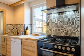 Fridge, microwave, oven, stovetop - Holiday Home 'Gîte Les 3 Cerfs - 3 Stars' with Mountain View, Private Terrace & Wi-Fi (Plainfaing)