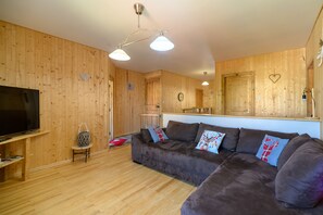 TV, DVD player, stereo - Holiday Home 'Gîte Les 3 Cerfs - 3 Stars' with Mountain View, Private Terrace and Wi-Fi (Plainfaing)