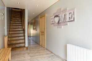 Interior - Holiday Home 'Gîte Les 3 Cerfs - 3 Stars' with Mountain View, Private Terrace & Wi-Fi (Plainfaing)