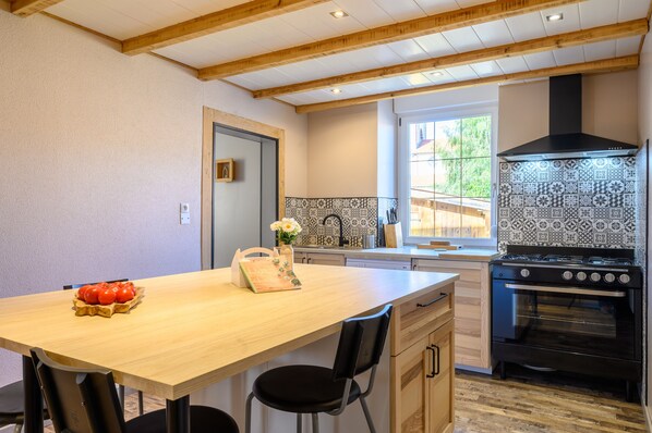 Fridge, microwave, oven, stovetop - Holiday Home 'Gîte Les 3 Cerfs - 3 Stars' with Mountain View, Private Terrace and Wi-Fi (Plainfaing)