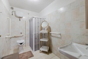 Douche, sèche-cheveux, serviettes fournies