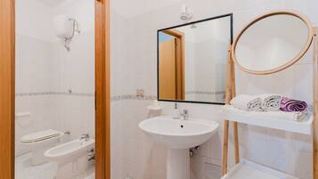 Dusj, hårføner og håndklær