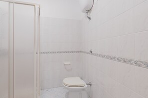 Shower, hair dryer, towels - Room 'Camera 1' with Shared Terrace, Wi-Fi and Air Conditioning (Palmas Arborea)