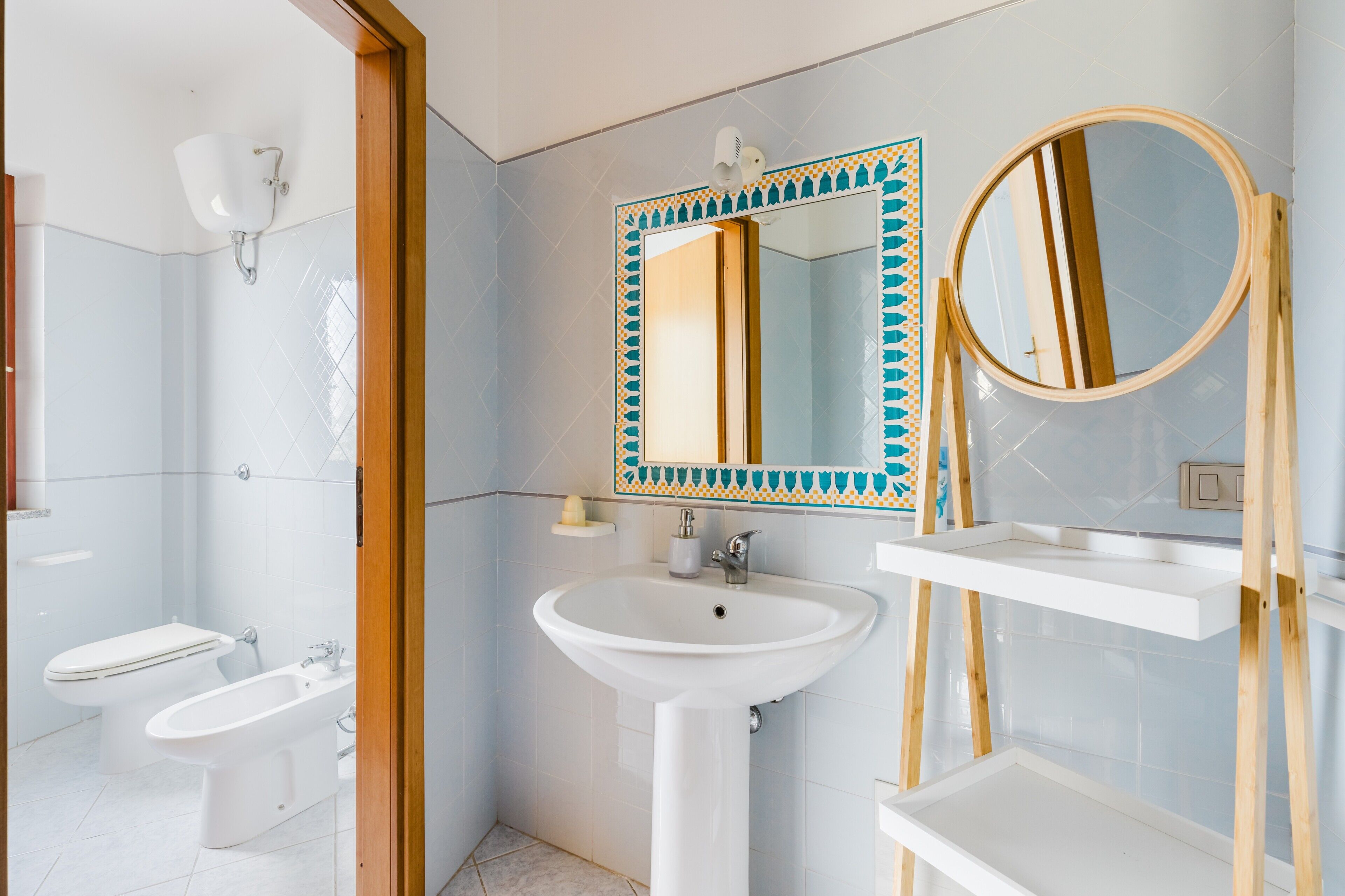 Douche, sèche-cheveux, serviettes fournies