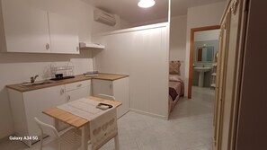 1 bedroom, free WiFi, bed sheets - Studio Apartment 'Camera 2' with Shared Terrace, Wi-Fi and Air Conditioning (Palmas Arborea)