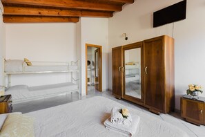 1 bedroom, free WiFi, bed sheets - Room 'Camera 3' with Shared Terrace, Wi-Fi and Air Conditioning (Palmas Arborea)