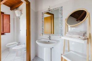 Shower, hair dryer, towels - Room 'Camera 3' with Shared Terrace, Wi-Fi and Air Conditioning (Palmas Arborea)