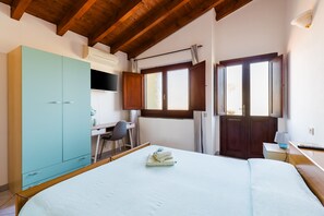 1 bedroom, free WiFi, bed sheets - Room 'Camera 4' with Shared Terrace, Wi-Fi and Air Conditioning (Palmas Arborea)