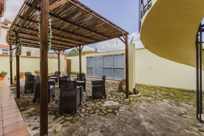 Outdoor dining - Room 'Camera 4' with Shared Terrace, Wi-Fi and Air Conditioning (Palmas Arborea)