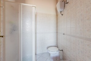 Shower, hair dryer, towels - Room 'Camera 4' with Shared Terrace, Wi-Fi and Air Conditioning (Palmas Arborea)