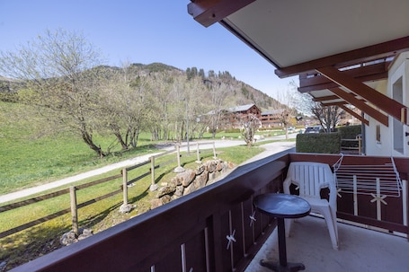 Property grounds. Apartment 'Le Jardin Des Neiges' with Balcony
