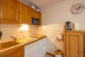 Fridge, microwave, oven, stovetop - Apartment 'Le Jardin Des Neiges' with Balcony (Praz-sur-Arly)