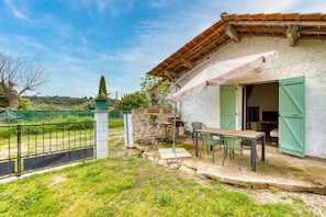 Outdoor dining - Cottage 'Maison De Campagne' with Private Terrace, Private Garden and Wi-Fi (GIGNAC)