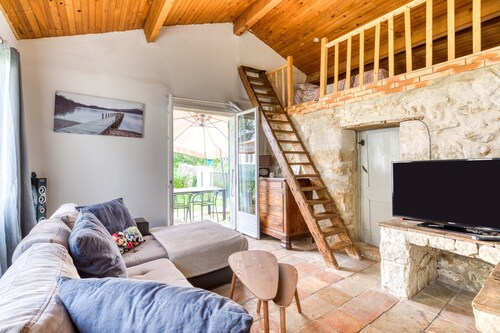 Cottage 'Maison De Campagne' with Private Terrace, Private Garden and Wi-Fi
